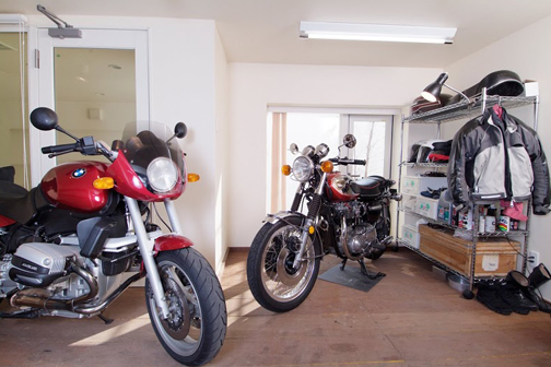 お手入れもしやすいバイク専用駐車スペース